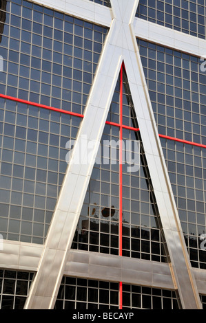 Particolare della facciata di una delle Torres Kio, torri Kio, chiamato anche Puerta de Europa, a Plaza de Castilla, Madrid, Spai Foto Stock