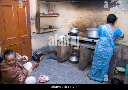 Le donne in cucina cucina Bangladesh Foto Stock