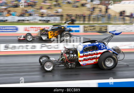 Dragsters racing alla FIA European Drag Racing Championship finali a Santa Pod, Inghilterra. Foto Stock