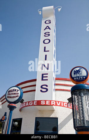 Un vecchio Husky stazione di gas a benzina vicolo, Heritage Park, Calgary, Alberta, Canada Foto Stock