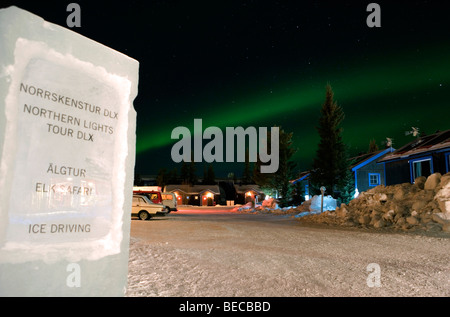 Luci del nord su cabine presso l'hotel di ghiaccio di Jukkasjärvi, Svezia. Foto Stock