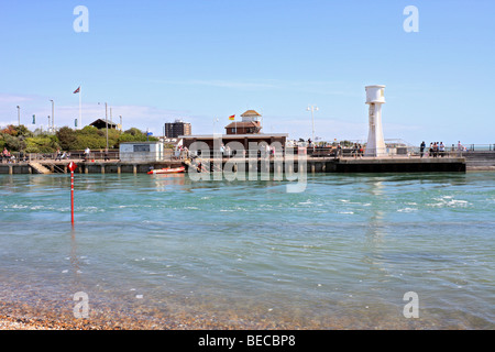 Il fiume Arun fluente attraverso il porto di Littlehampton, West Sussex, in Inghilterra, Regno Unito Foto Stock