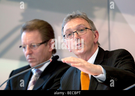 Wolfgang Mayrhuber, destra, presidente e CEO di Deutsche Lufthansa AG e Stephan Gemkow, chief financial officer di Deutsche L Foto Stock