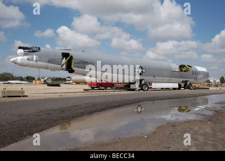 A B Stratofortress essendo ripristinato presso il Museo Nazionale della Scienza nucleare & Storia di Albuquerque, Nuovo Messico, STATI UNITI D'AMERICA Foto Stock