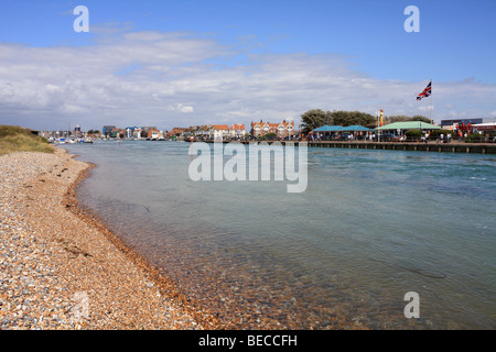 Il fiume Arun fluente attraverso il porto di Littlehampton, West Sussex, in Inghilterra, Regno Unito Foto Stock