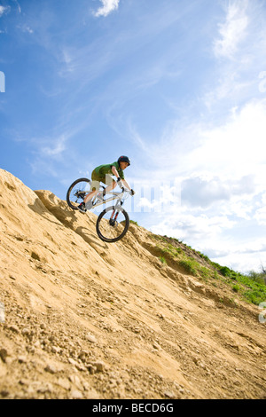 Ragazzo su una bici montane, su una pista ciclabile Foto Stock