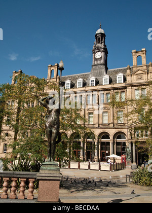 Il vecchio ufficio postale e Ninfa statua e standard di luce da Alfred Drury in City Square Leeds REGNO UNITO Foto Stock