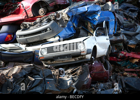 Vecchia auto presso un cantiere di scarto Foto Stock