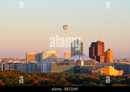 Atmosfera serale al di sopra di Potsdamer Platz, Potsdam Square, Hi Flyer, Sony Centre di Berlino, Germania, Europa Foto Stock