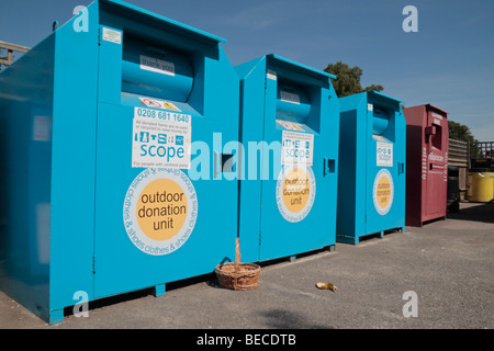 Una fila di portata all'aperto di contenitori di riciclaggio vicino a Ascot High Street, UK. Foto Stock