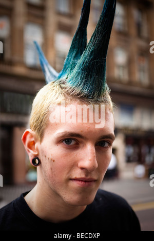 Giovane uomo punk con colorate e capelli acuminati Foto Stock