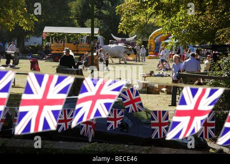 Union Jack bandiera britannica bunting in un villaggio di fete in Aldenham, Hertfordshire, Inghilterra Foto Stock