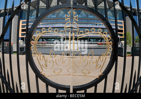 Un fish-eye of the Royal Crown crest sul cancello anteriore di Ascot Racecourse, Berkshire, Regno Unito. Foto Stock