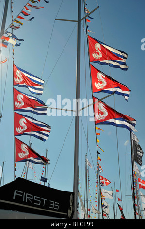 Yachts a montanti al Grand Pavois international boat show a La Rochelle, Francia. Foto Stock