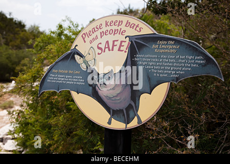 Segno circa i pipistrelli e sicurezza in ingresso a Stuart Pipistrelli Texas USA Foto Stock