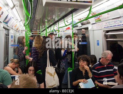 Affollata carrello tubo, London Underground di Londra, Inghilterra Foto Stock