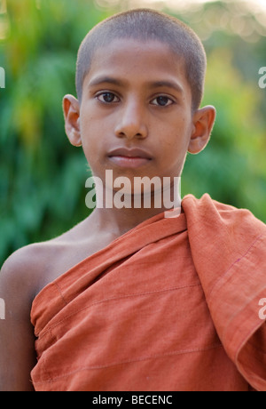 Ritratto di un giovane monaco buddista a Bodhgaya, India Foto Stock