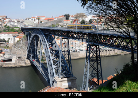 Ponte de D. Luis I. ponte sul fiume Douro, Porto, Portogallo del Nord, Europa Foto Stock