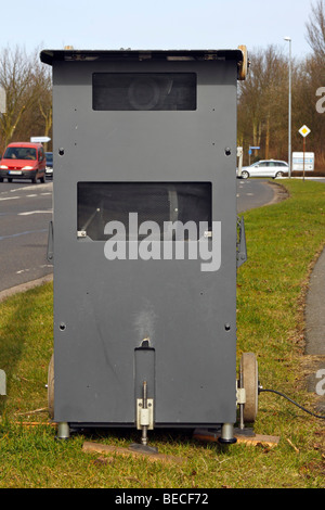 Il radar di velocità del sistema di monitoraggio e sorveglianza del traffico sul ciglio della strada per la cattura di speeders Foto Stock