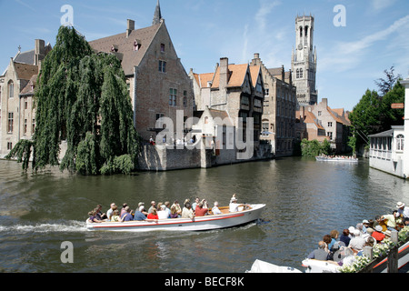 Tour in barca attraverso i canali del centro storico di Bruges, Fiandre, in Belgio, Europa Foto Stock