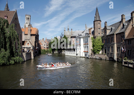 Tour in barca attraverso i canali del centro storico di Bruges, Fiandre, in Belgio, Europa Foto Stock