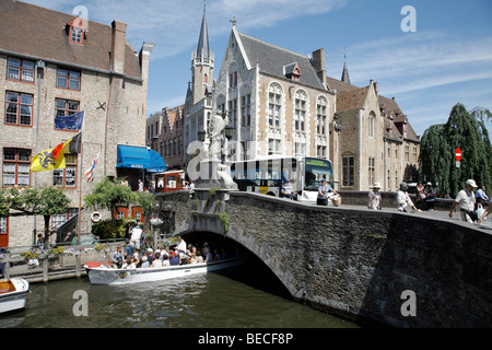 Posto barca per gite in barca attraverso i canali del centro storico di Bruges, Fiandre, in Belgio, Europa Foto Stock