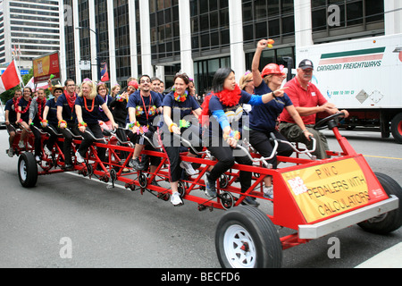 Gruppo di turisti su una bicicletta di gruppo - Vancouver, British Columbia, BC, Canada Foto Stock