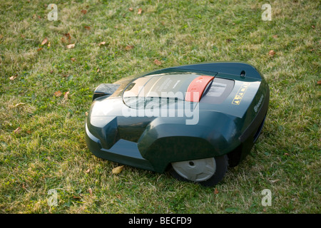 Robot automatico tosaerba taglio di erba Foto Stock