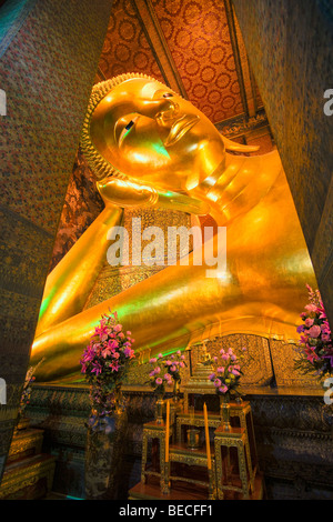 Il Buddha sdraiato all'interno di Wat Po Tempio di Bangkok, Tailandia. Foto Stock