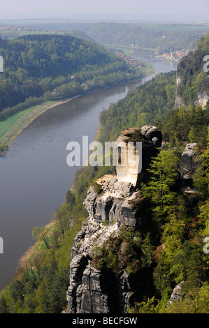 Vista sulle formazioni rocciose della Bastei sull'Elba, Svizzera Sassone, Elba montagne di arenaria, lo Stato Libero di Sassonia, Foto Stock