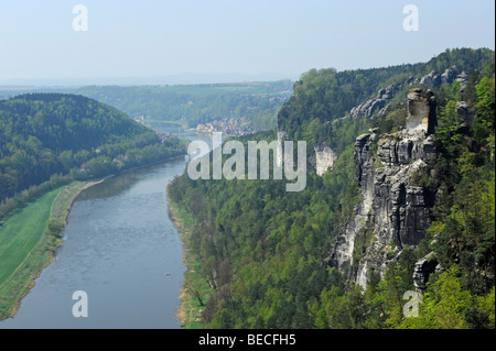 Vista sulle formazioni rocciose della Bastei sull'Elba, Svizzera Sassone, Elba montagne di arenaria, lo Stato Libero di Sassonia, germe Foto Stock