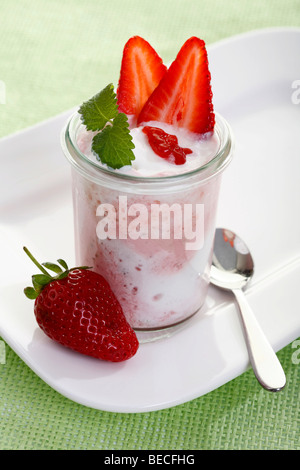 Strawberry quark, yogurt con fragole fresche e menta Foto Stock