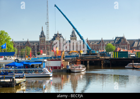 Amsterdam, Canal e la stazione ferroviaria. I Paesi Bassi. Foto Stock