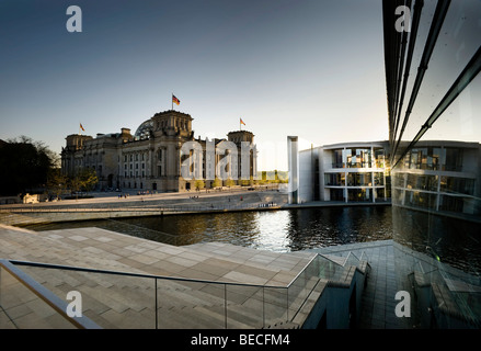 Il palazzo del Reichstag e Paolo Casa Loebe, fiume Spree, Berlino, Germania, Europa Foto Stock
