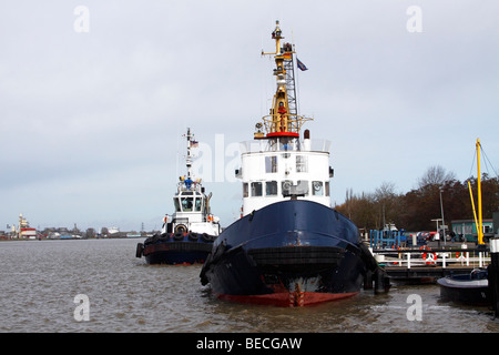 Navi e barche rimorchiatore, frese pilota sul Nord-Ostsee-Kanal, Kiel-Canal, Brunsbuettel, distretto Dithmarschen, Schleswig-Holstein, Foto Stock