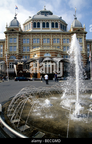 Fontana nella parte anteriore del Steigenberger Kurhaus Hotel, un hotel di lusso a Scheveningen, un sofisticato centro balneare vicino D Foto Stock