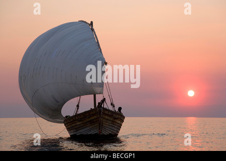 Dhow africana di barca a vela prima del tramonto, Pumulani Lodge, il Lago Malawi Malawi, Sud Africa orientale Foto Stock