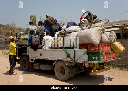 Taxi condivisi, caricato completamente il carrello, Cape Maclear penisola, il Lago Malawi Malawi, Sud Africa orientale Foto Stock