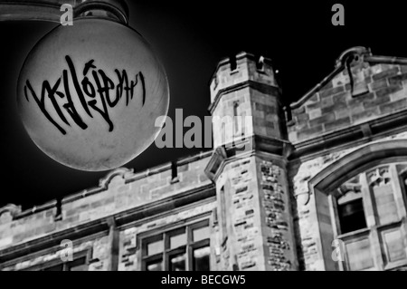 Lampada contrassegnata con graffiti al di fuori della Canadian Agenzia delle Entrate Connaught edificio in Ottawa, Ontario, Canada. Foto Stock