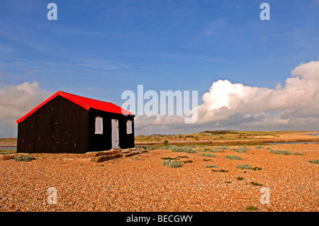 Dal tetto rosso pesca capanno sulla spiaggia di segale, contea del Kent, Inghilterra, Europa Foto Stock