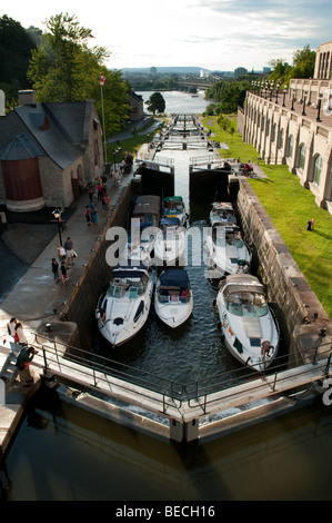 Bloccare i cancelli chiudendo alle spalle di barche riuniti nella storica Ottawas Rideau Canal si blocca in attesa di essere sollevato al livello successivo. Foto Stock