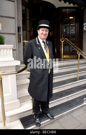 Portiere del Ritz Hotel London, Piccadilly, City of Westminster, Londra, Inghilterra, Regno Unito Foto Stock