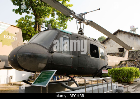 Elicottero americano in mostra presso il Museo dei Resti della Guerra nella città di Ho Chi Minh, Vietnam Foto Stock