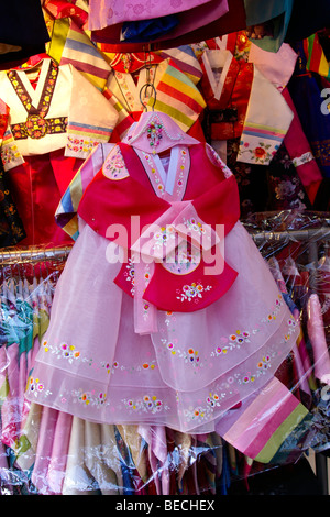 Ragazza tradizionale del vestito per la vendita nel mercato, Seoul, Corea del Sud Foto Stock