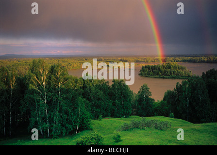 Vista sul fiume di Katun dal Monte Piket in Srostki villaggio erano il famoso scrittore russo Vasiliy Shukshin è nato. La Russia Foto Stock