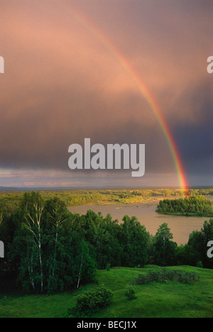 Vista sul fiume di Katun dal Monte Piket in Srostki villaggio erano il famoso scrittore russo Vasiliy Shukshin è nato. La Russia Foto Stock