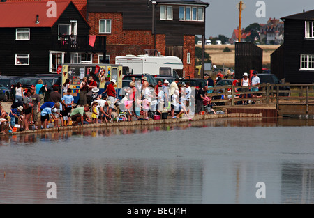 Pescato granchi della concorrenza a Walberswick Suffolk attira grande folla di adulti e bambini con i secchi di reti e linee di granchio Foto Stock