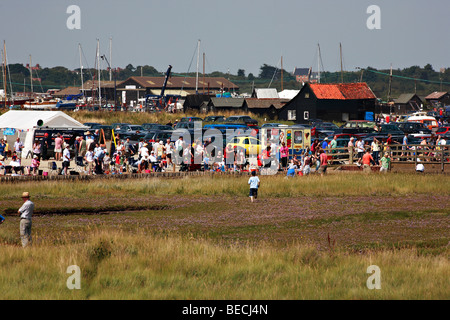 Pescato granchi della concorrenza a Walberswick Suffolk attira grande folla di adulti e bambini con i secchi di reti e linee di granchio Foto Stock