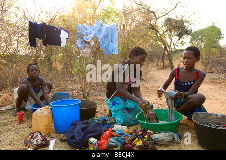 Gli adolescenti il bucato, lavaggio square, villaggio africano Sambona, sud della provincia, la Repubblica di Zambia e Africa Foto Stock