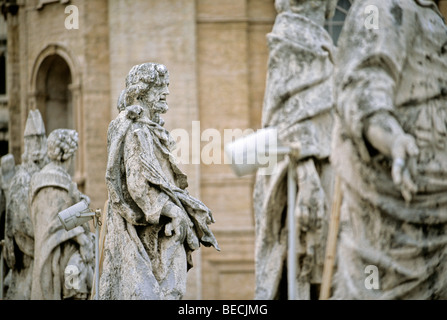 Statue di santi sul colonnati, Piazza San Pietro e Piazza San Pietro e la Città del Vaticano, Roma, Lazio, l'Italia, Europa Foto Stock